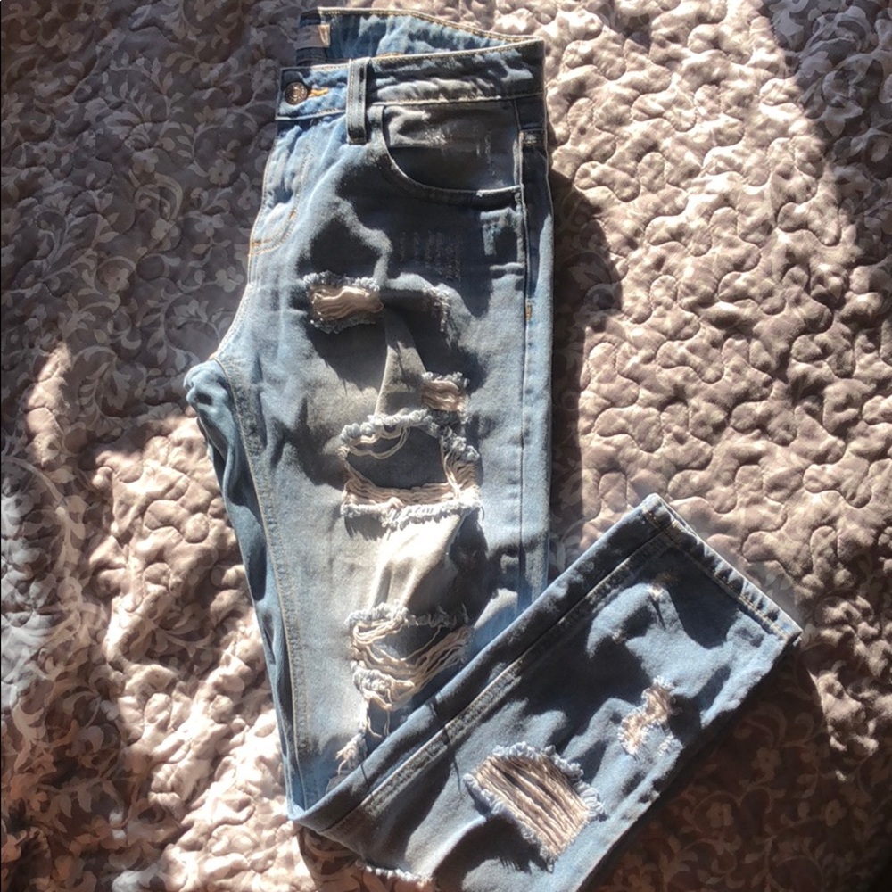 Distressed boyfriend fit jeans 👖